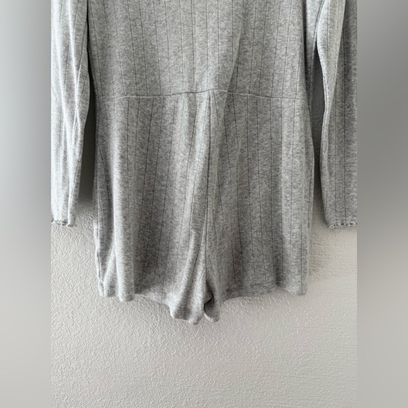Old Navy Cozy Pointelle-Knit Romper Light Grey  V-neck Snap Buttons Size Small - Picture 11 of 11